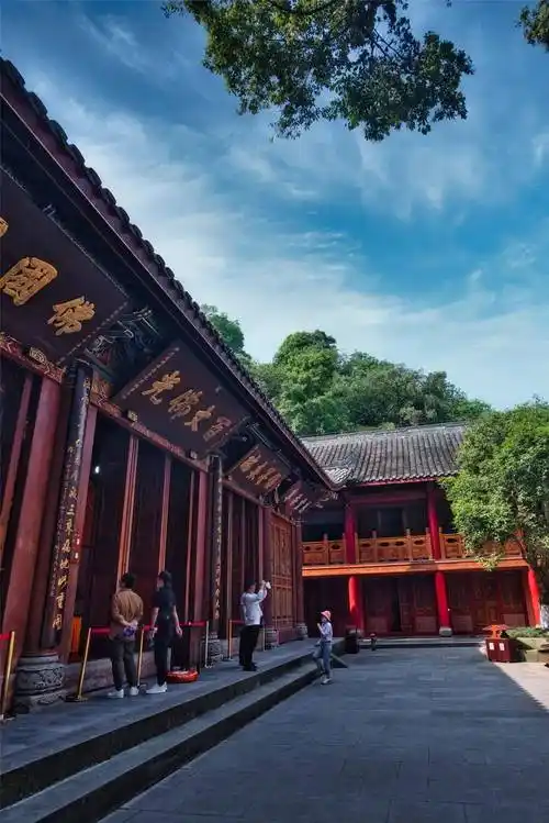 红墙青瓦明媚的阳光显得清幽而充满禅意凌云寺在绿树的掩映下青瓦红墙