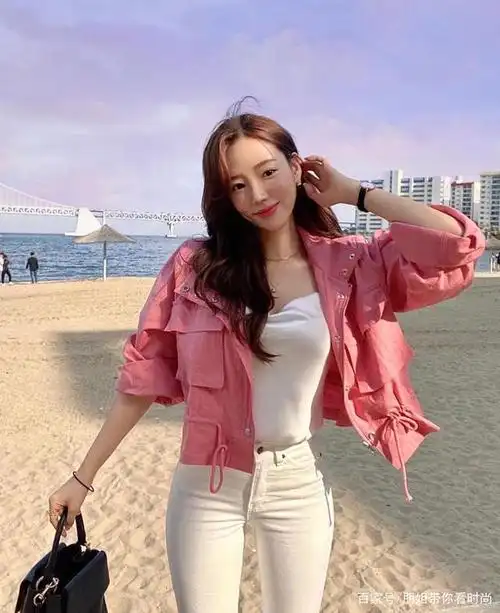 时尚达人拍摄杂志《vogue》最新封面女郎写真,秀而不媚气质优雅