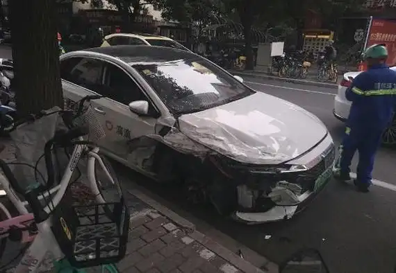 网约车撞翻路边多辆非机动车车损严重无人员伤亡