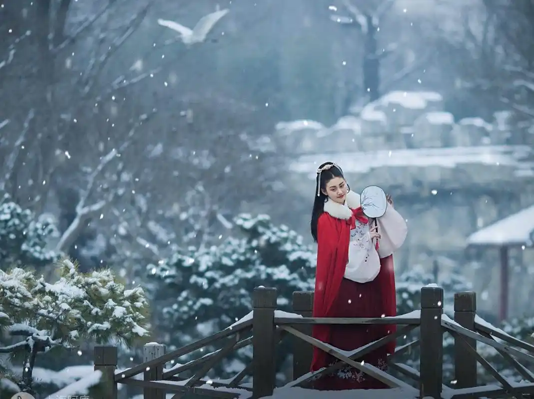 人像摄影:雪地里身着红色披风的古装美女