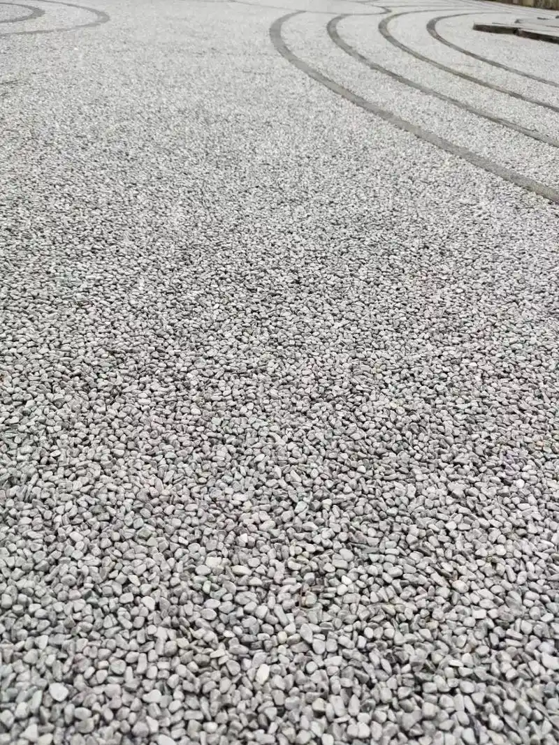 浅灰色透水胶粘石路面