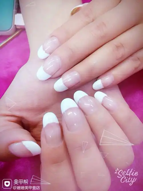 圆形法式白法式白边美甲图片