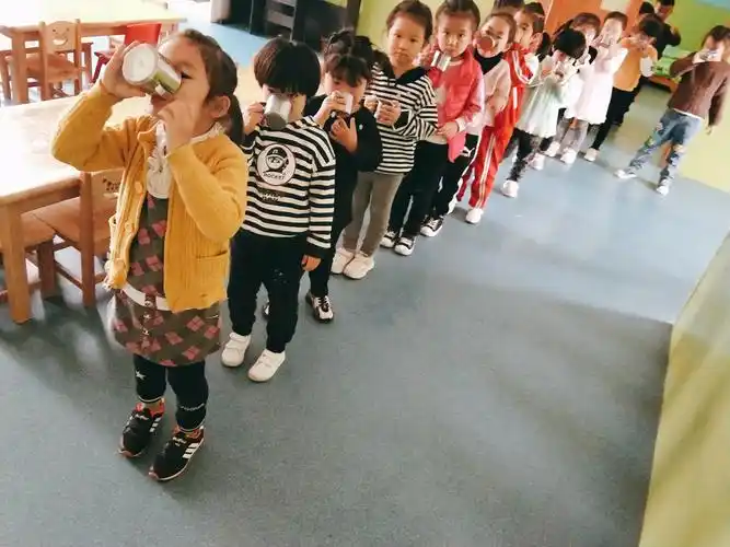 活动后有秩序的排队喝水