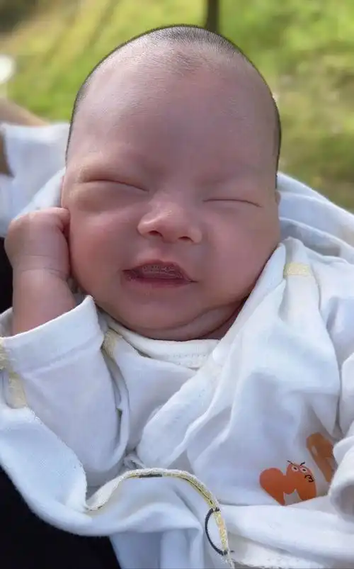 我家的男孩满月啦!愿我家宝宝有自由!有力量!有光明! - 抖音