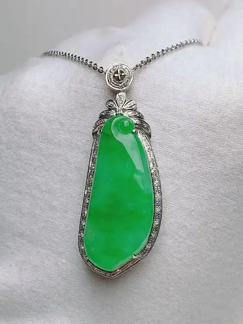 18k金扣镶嵌 冰润满绿福瓜翡翠吊坠