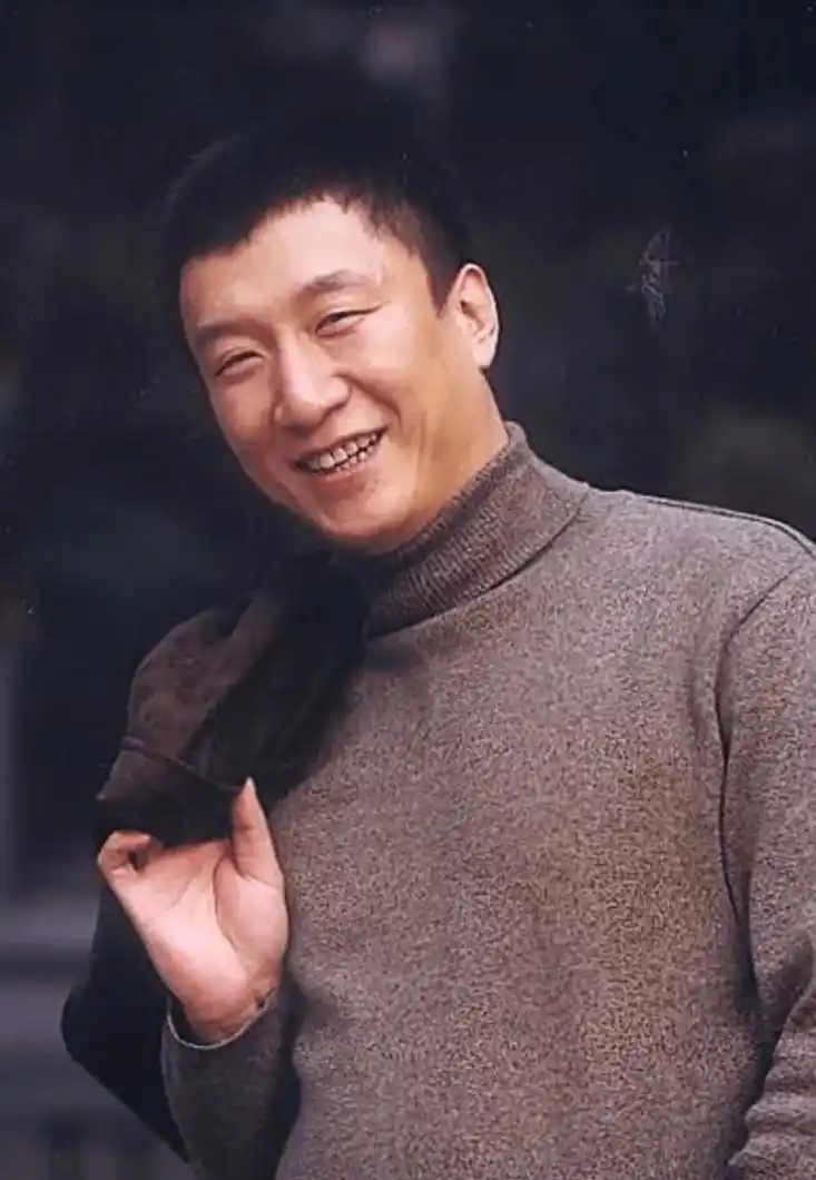 刚到中国话剧院时,孙红雷谈了一个空姐女朋友,长得年轻漂亮,但却不够