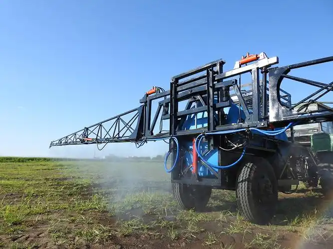 p>牵引式喷药机,是将液体分散开来的一种农机具,是农业施药机械的一