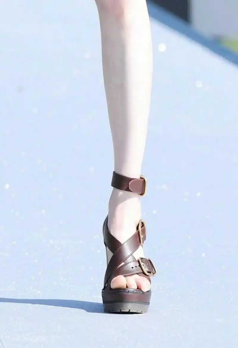 宋轶穿高跟凉鞋的美腿