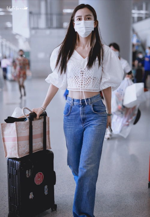 baby罕带儿子走机场,4岁小海绵自推小号行李箱,蹦蹦跳跳超兴奋