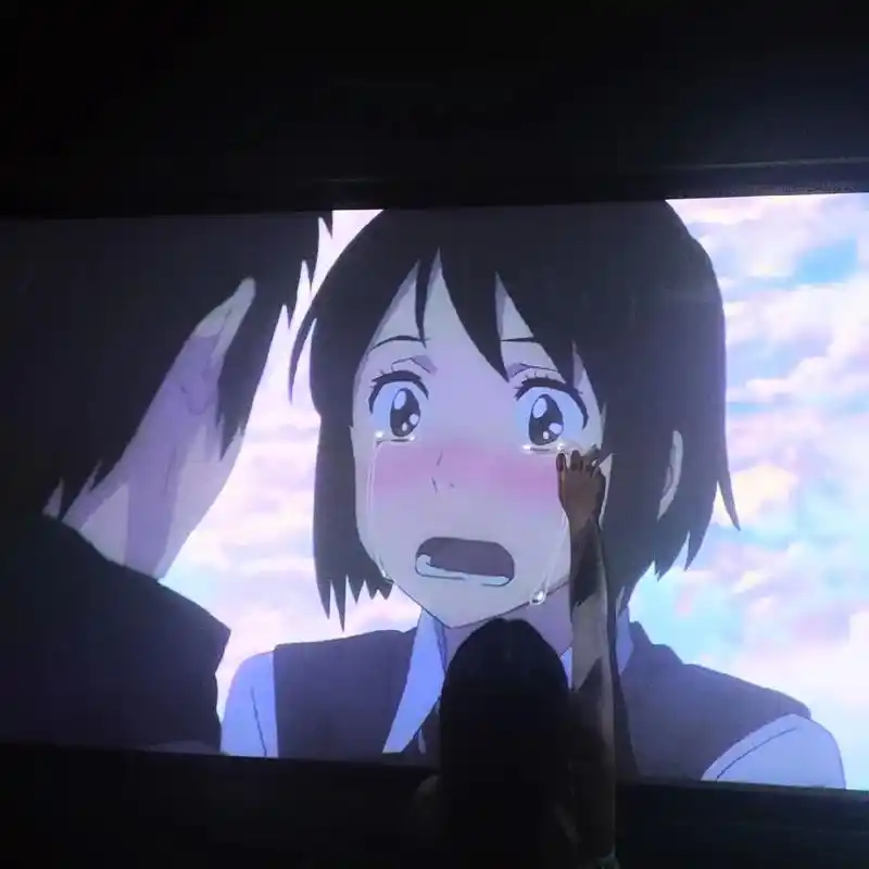 我帮她擦眼泪,你抱紧她  "尽管做好了被丢下的准备  可她还 - 抖音