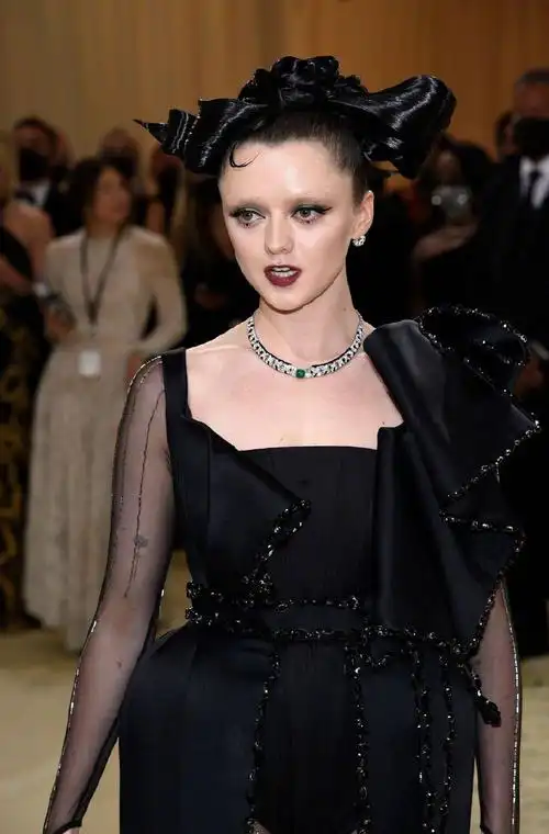 gala红毯,一身黑色礼服搭配搞怪发型,二丫走起来暗黑哥特风