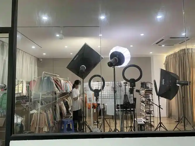 服装设计教研室到访宜容服饰有限公司