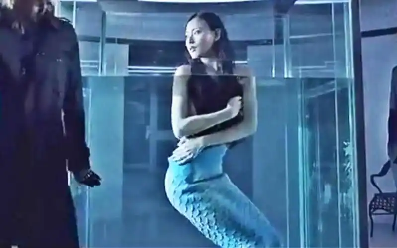 人类抓住一对美人鱼母女,不但要吃人鱼肉还拿到实验室当怪物解剖