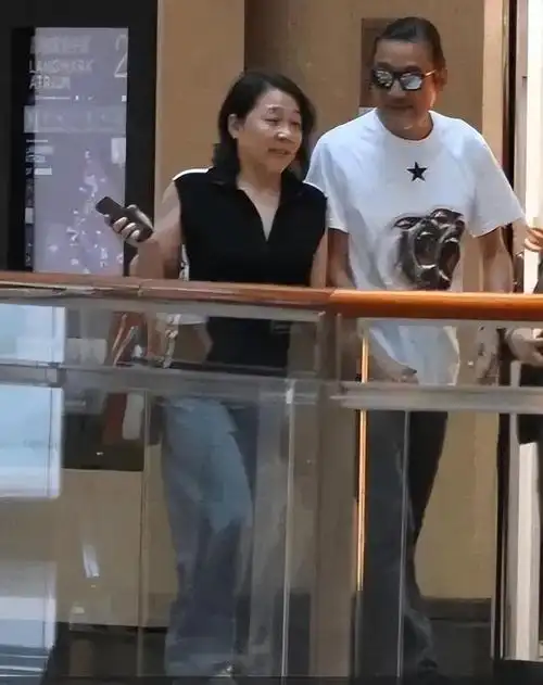 香港金像奖最佳男主角,各大奖项拿到手软的梁家辉,拥有千面影帝之称.