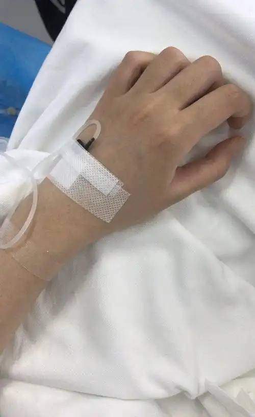 请假糊弄老板求医院就诊打针图