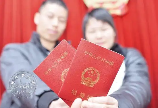 图为一对新人向记者展示刚领到的结婚证. (马玉龙摄)