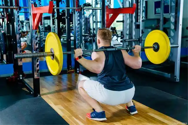 瘦子健身适合练深蹲吗?其实越瘦越应该练深蹲,获得更好增肌效果