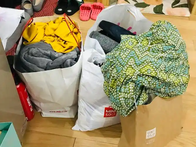 打包了一堆衣服,叫了旧衣回收.