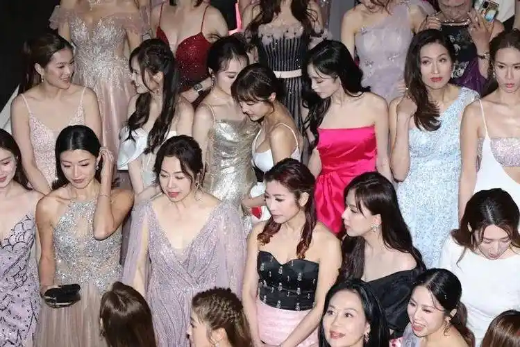 张名雅从不吝啬分享好身材,早前晒出火辣三点式时,有网民反问"究竟你