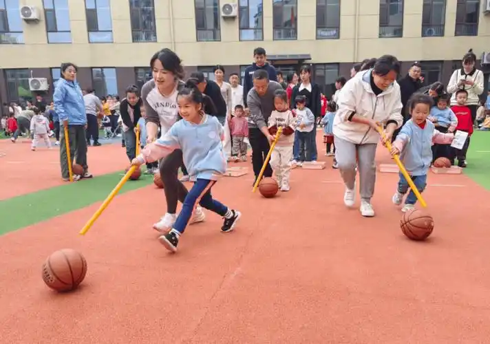 洪凝幼儿园开展"跃动金秋·乐享童年"亲子趣味运动会.