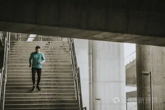 年轻人奔跑在城市的台阶上快速地