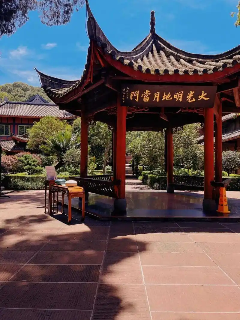 祈福灵验丨名山起点报国寺 峨眉山报国寺 位于峨眉山山麓,汉传重点