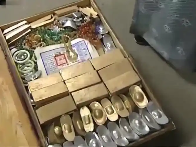 纪晓岚箱子里全是金银珠宝和珅吓一跳老纪贪的没你多