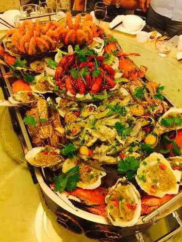 打分 100 /人 店新开没多久,环境很好,招牌五味鱼和海鲜大咖很不错