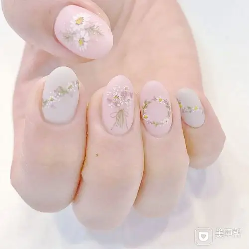 圆形粉色灰色手绘花朵日式春天美甲图片