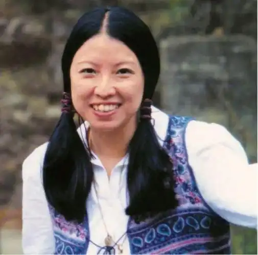 深入流浪女作家三毛的一生她的爱情观和自杀之谜值得我们深思