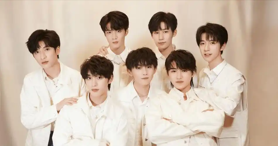 快本就这么欣赏时代峰峻的艺人三代团跟着二代团参加快本