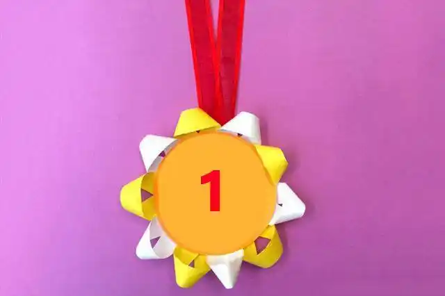 用纸胶带手工制作的奖牌就完成了.   幼儿园手工奖牌做法三:纸