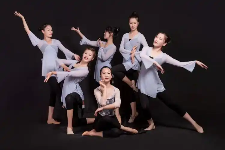 花千朵舞蹈来灯塔路小学寻找爱跳舞的小仙女们咯