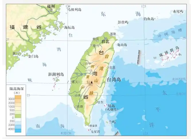 台湾海峡呈东北—西南走向,沟通东海和南海,最窄处约130千米,是中国