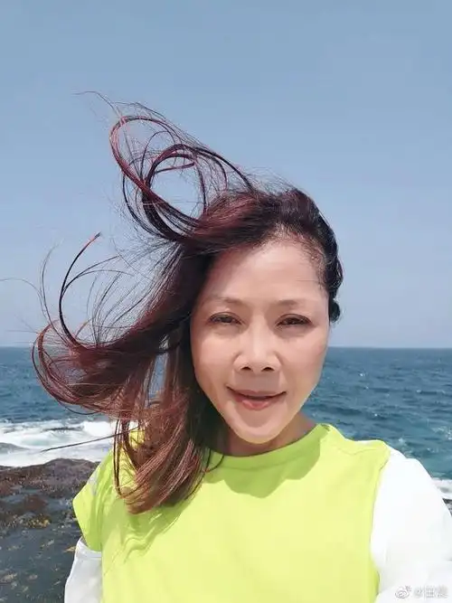 田震近照变化大,自称被音乐耽搁运动员,结婚多年被老公宠成公主