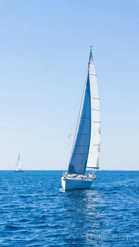 一艘帆船的帆.帆船游艇上的水