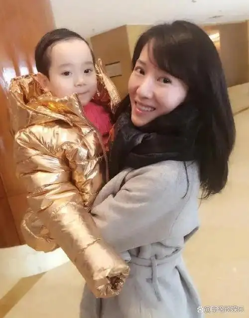 海景别墅里的幸福时光,阔太李念喜宣怀三胎,肚大如箩嘟嘴卖萌