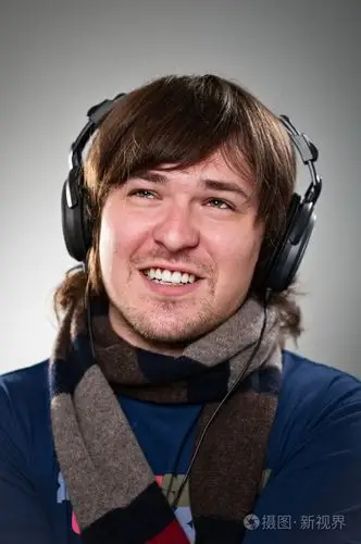 使用耳机收听的白种男人