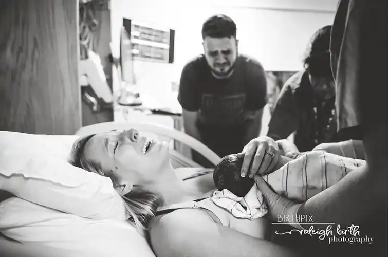 这些分娩的图片,记录母爱的伟大 | 国际分娩摄影大赛作品集