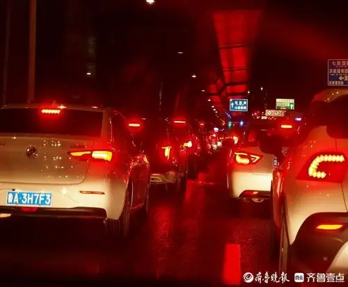 大雨影响,济南二环东路夜间堵车 - 海报新闻