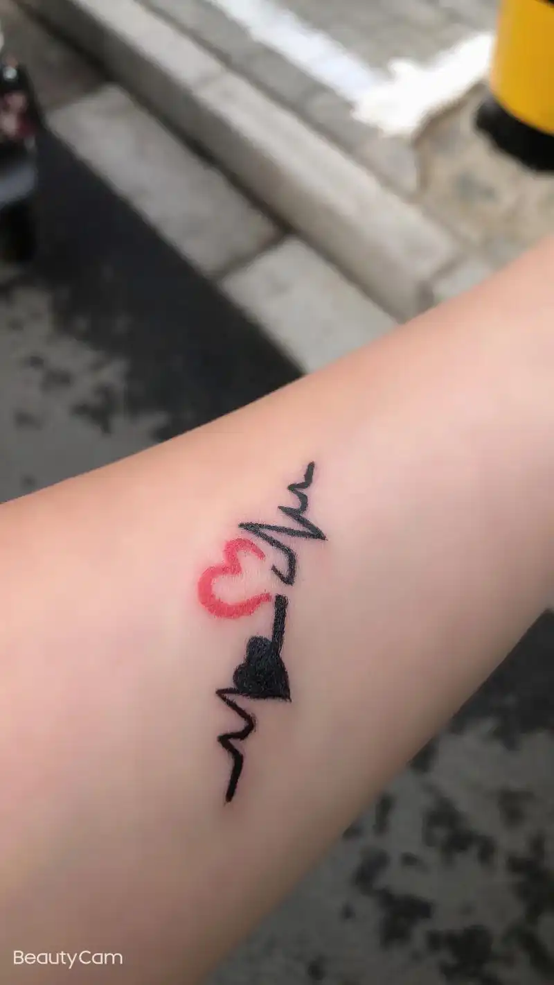 今天又给自己纹了个小纹身 #小纹身图案 #想纹就纹 #美业手 - 抖音