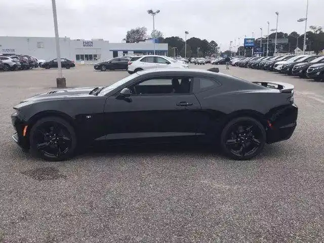 新款雪佛兰科迈罗黑武士非常有攻击性性能范十足