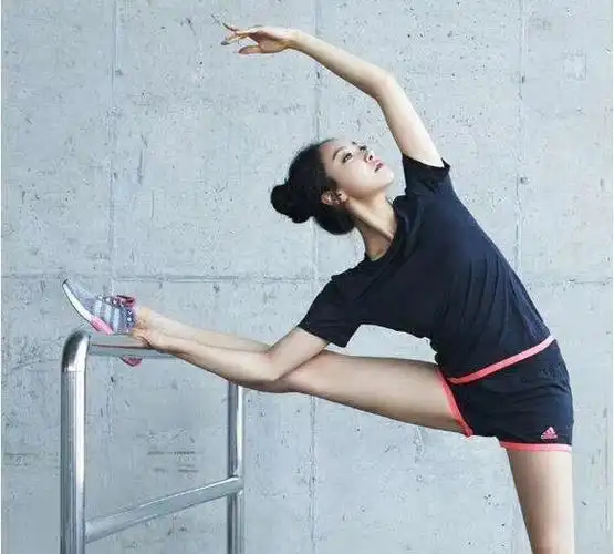 逐渐的按标准动作压腿