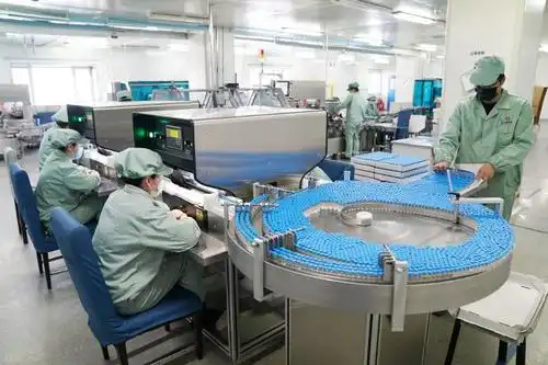 2月19日,在哈尔滨三联药业股份有限公司的药品生产车间,工作人员在