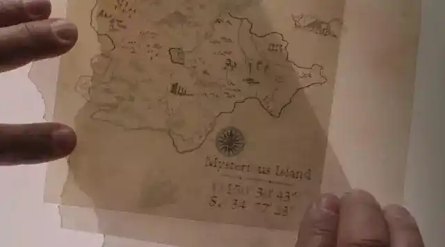 《神秘岛》为蓝本,并从《海底两万里》《金银岛》和《格列佛游记》中