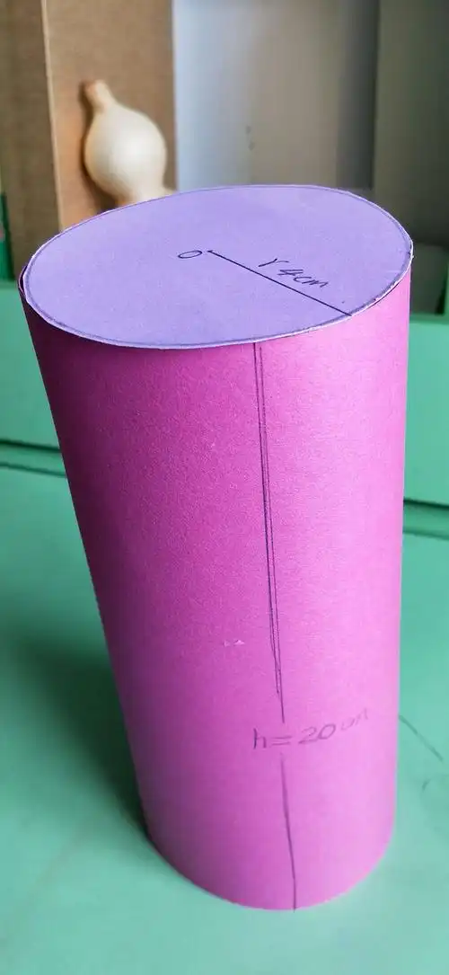 赵老师教我们自己手工制作圆柱体 ,从中推导出圆柱体表面积公式.