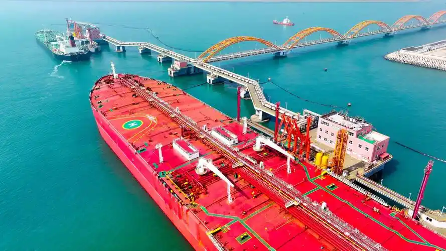 3月29日,在山东港口日照港岚山港区30万吨级油品码头,船舶停靠进行卸