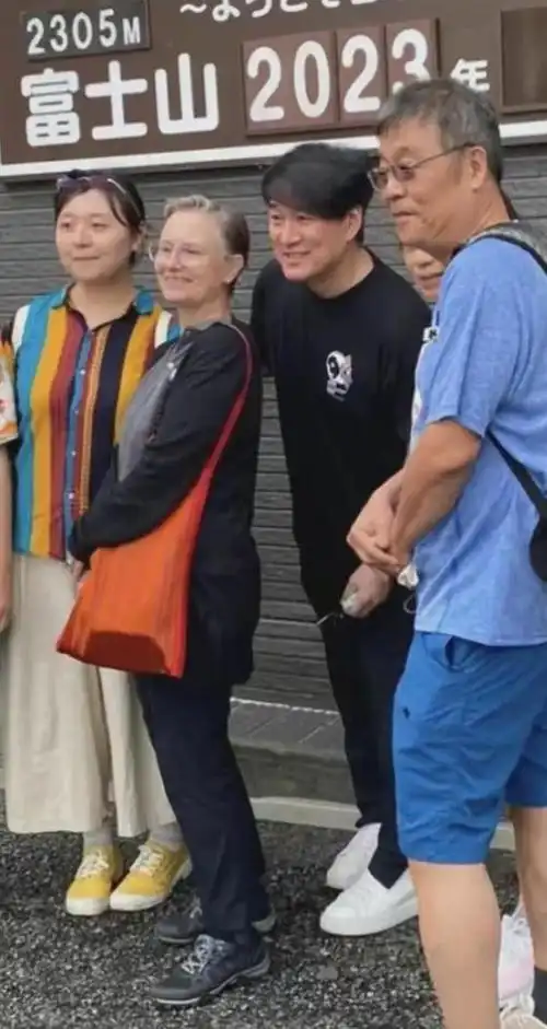 63岁周华健和外籍63岁老婆康粹兰同框不像夫妻更像母子