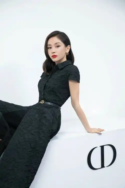 王子文穿的这件连衣裙的上半身设计类似polo裙的样子,只是会显得更加