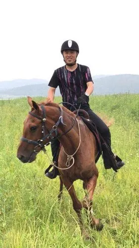 男人热爱马术他注定有魅力.